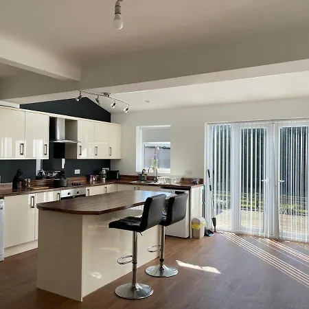 Semesterbostad Spacious 3 Bed With Driveway *