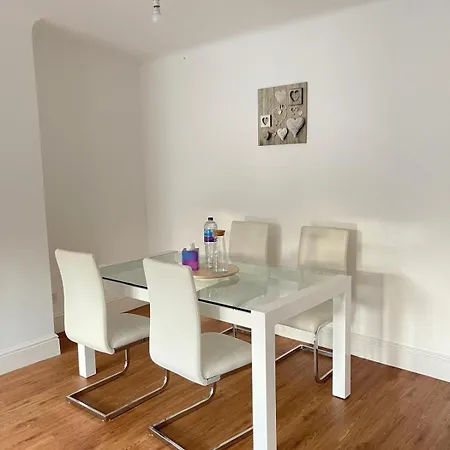 Casa vacanze Spacious 3 Bed With Driveway *