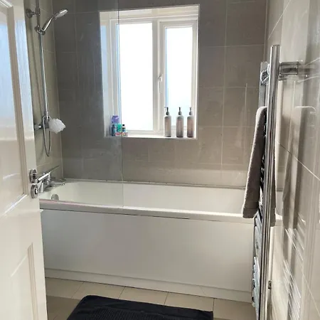 Spacious 3 Bed With Driveway * Manchester