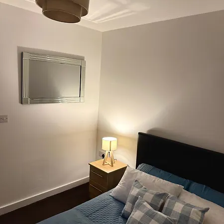Chic Trafford Apartment, Private Underground Parking, Fast Wi-fi, Self Check-in Anytime, 5 Mins To Old Trafford Stadium *