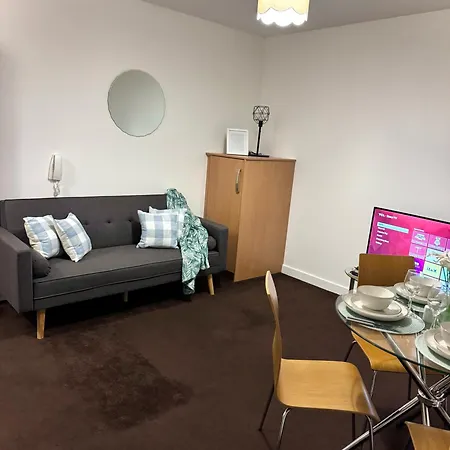 Chic Trafford Apartment, Private Underground Parking, Fast Wi-fi, Self Check-in Anytime, 5 Mins To Old Trafford Stadium Apartman Manchester