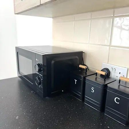 Chic Trafford Apartment, Private Underground Parking, Fast Wi-fi, Self Check-in Anytime, 5 Mins To Old Trafford Stadium Manchester