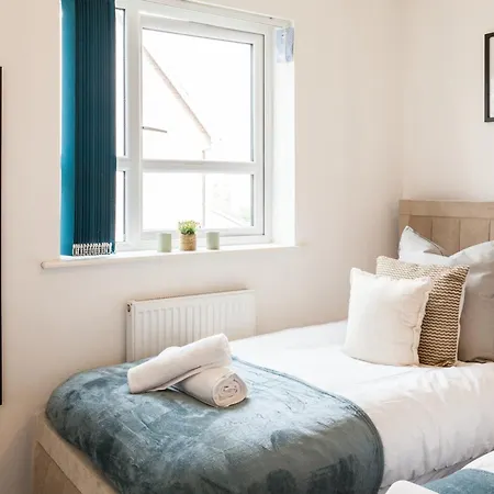 Luxury Sleeps 9 With Hot Tub & Pool Manchester