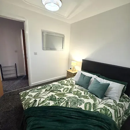 The Trafford Luxe , Garage Parking, Self Check-in Anytime - Perfect For Late Arrivals, Ultra- Fast Wi-fi, 5 Mins To Old Trafford Stadium Appartement
