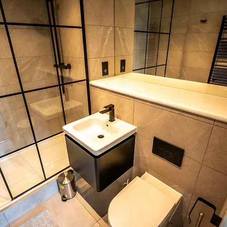 Modern And Sleek 2 Bed Flat In مانشستر