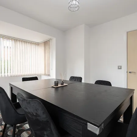 Spacious 4bd 3bt - Etihad - Coop - Pool Table - Free Parking Manchester
