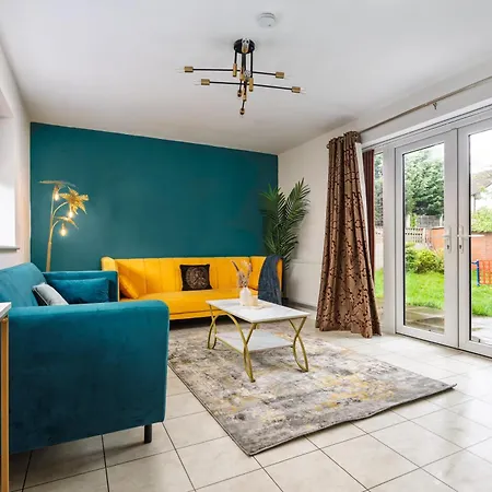 Spacious 4bd 3bt - Etihad - Coop - Pool Table - Free Parking Holiday home Manchester