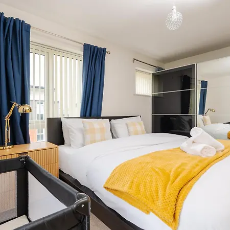 Holiday home Spacious 4bd 3bt - Etihad - Coop - Pool Table - Free Parking *