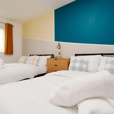 Spacious 4bd 3bt - Etihad - Coop - Pool Table - Free Parking Holiday home Manchester