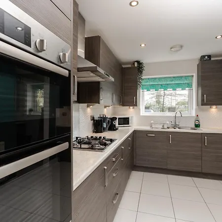 Spacious 4bd 3bt - Etihad - Coop - Pool Table - Free Parking *
