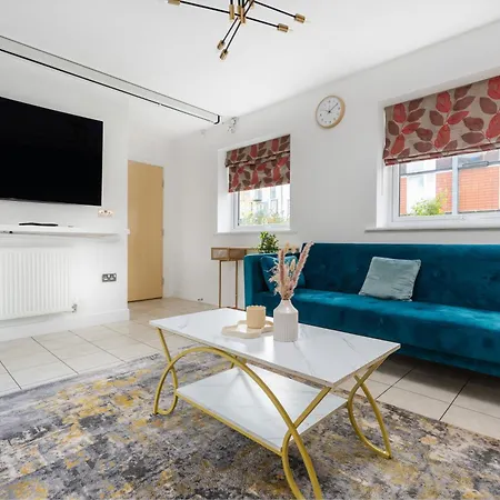 Spacious 4bd 3bt - Etihad - Coop - Pool Table - Free Parking Holiday home