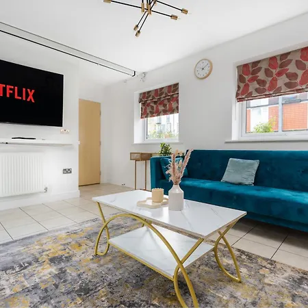 Spacious 4bd 3bt - Etihad - Coop - Pool Table - Free Parking Holiday home *