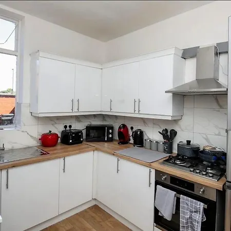 2 Min Walk Etihad Stadium & Coop Arena - 3br, Free Parking דירה *