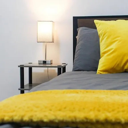 דירה 2 Min Walk Etihad Stadium & Coop Arena - 3br, Free Parking