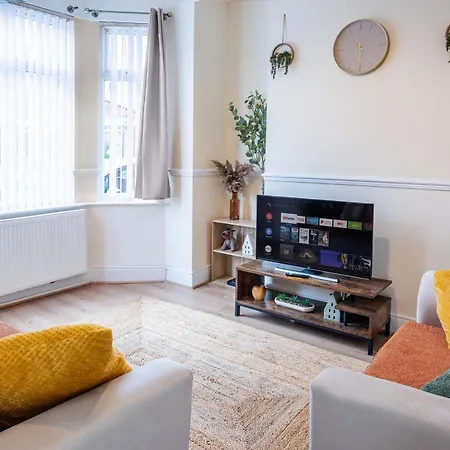 Newly Furnished Cosy 3 Bed 20mins From Center *