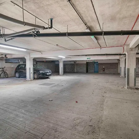 Old Trafford With Free Parking *