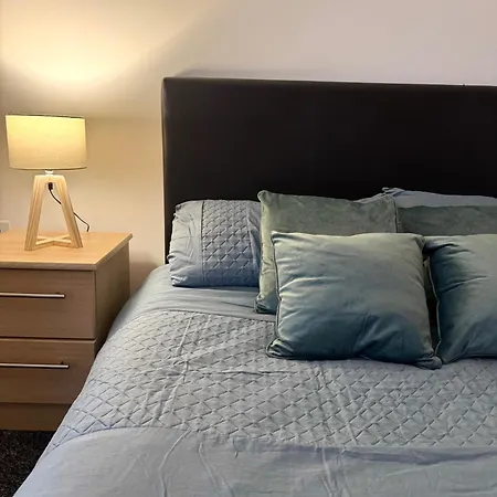 The Trafford Luxe , Garage Parking, Self Check-in Anytime - Perfect For Late Arrivals, Ultra- Fast Wi-fi, 5 Mins To Old Trafford Stadium Manchester