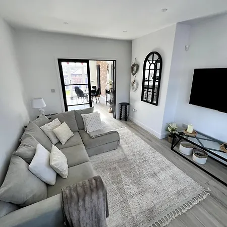 Spacious, Cosy & Stylish 3 Bed In Salford, Near Trafford Park - Free Parking Semesterbostad