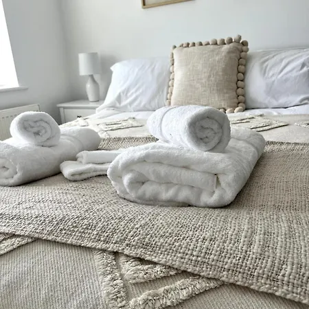 Spacious, Cosy & Stylish 3 Bed In Salford, Near Trafford Park - Free Parking