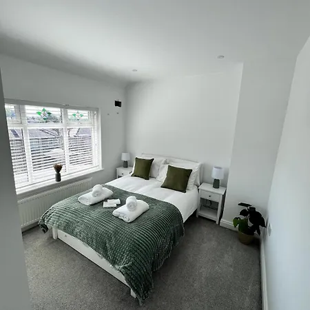 Semesterbostad Spacious, Cosy & Stylish 3 Bed In Salford, Near Trafford Park - Free Parking *