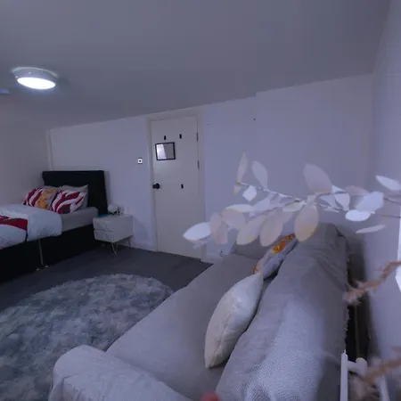 The Ruby Haven, Didsbury - 15mins To Airport - Opp The Christie's Nhs - Sleeps 5 מנצ'סטר
