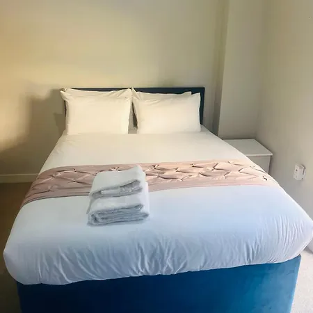 With Private Bathroom Not Ensuite In Shared Flat Near Centre *