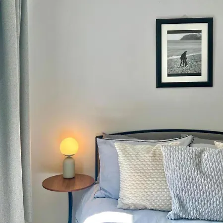 Beautiful 4-br! Outdoor Seating! 2 Free Parking! Sleep 9 *