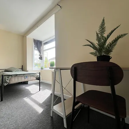 Spacious House Close To With Free Parking *