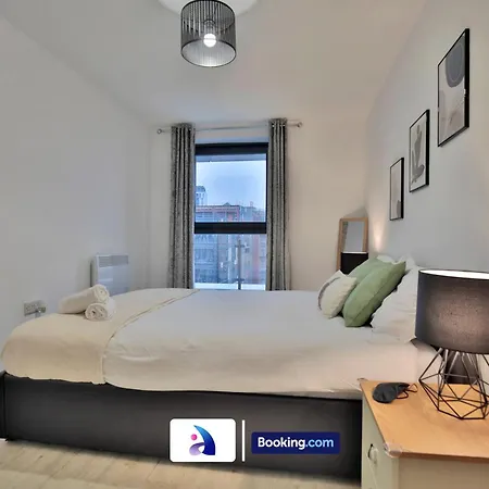 Modern 2 Bed, 2 Bath With Ensuite By Avalora Short Lets & Serviced Salford With Balcony, Near Tram Stop Salford Quays דירה