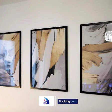 Modern 2 Bed, 2 Bath With Ensuite By Avalora Short Lets & Serviced Salford With Balcony, Near Tram Stop Salford Quays מנצ'סטר