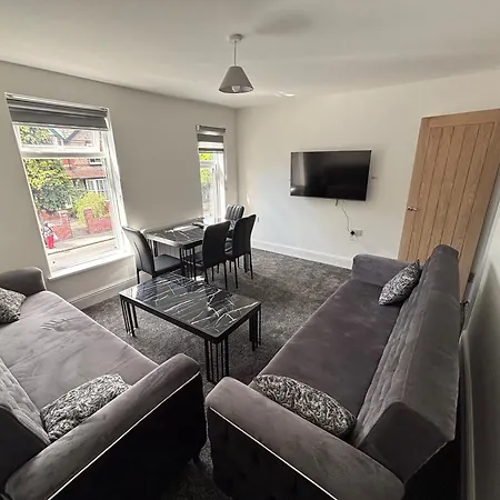 1 Bedroom Flat - Airport - 7 Mins To Man - Staycations & Business Stays! *