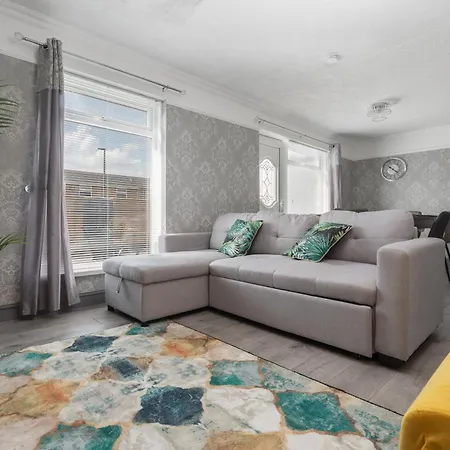 Vakantiehuis Boutique 3bd Opposite Etihad & Coop - Free Parking - Pool Table