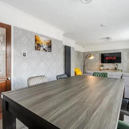 Boutique 3bd Opposite Etihad & Coop - Free Parking - Pool Table