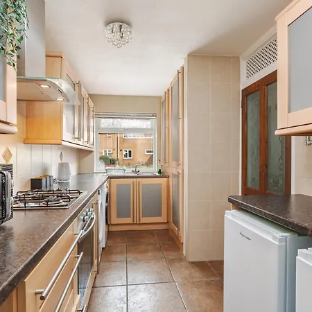 Boutique 3bd Opposite Etihad & Coop - Free Parking - Pool Table Semesterbostad *