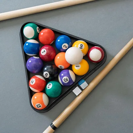 Boutique 3bd Opposite Etihad & Coop - Free Parking - Pool Table Vakantiehuis