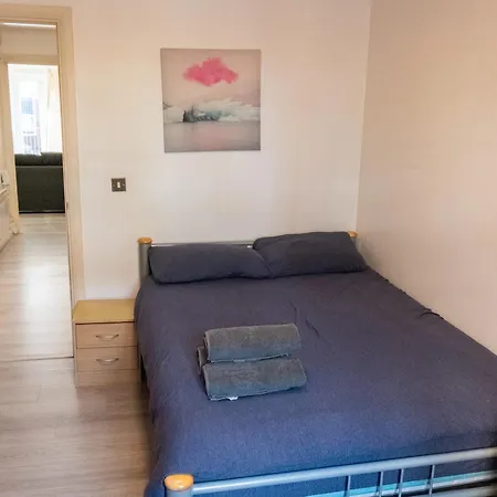 Comfortable Spacious 2 Bed Flat With Parking 아파트 *