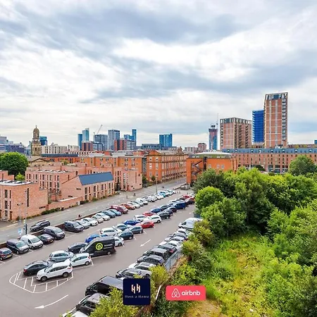 Salford With Free Wifi, Parking & Ideal For Contractors דירה *