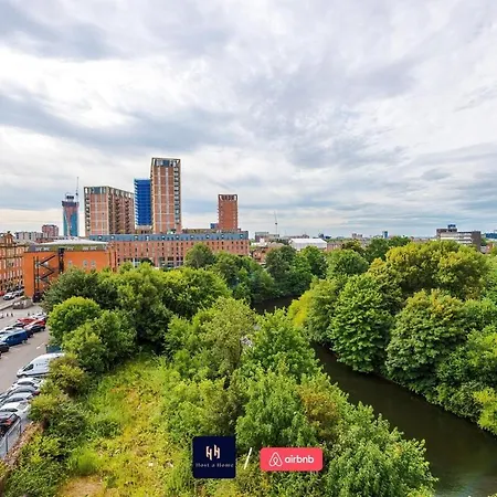 Salford With Free Wifi, Parking & Ideal For Contractors