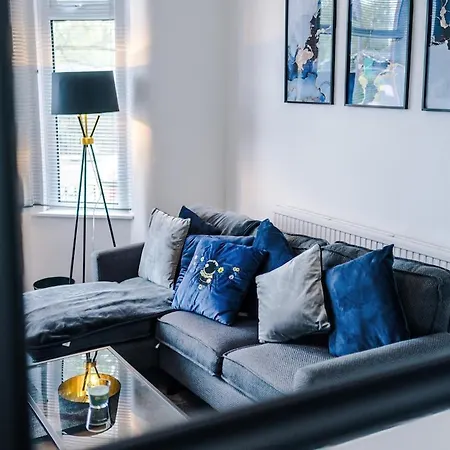 Discounted Month Contractor Parking Wi-fi Sleeps 8 Apartment