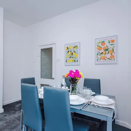 Discounted Month Contractor Parking Wi-fi Sleeps 8 Apartment Manchester