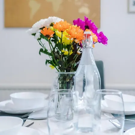 Apartment Discounted Month Contractor Parking Wi-fi Sleeps 8 Manchester