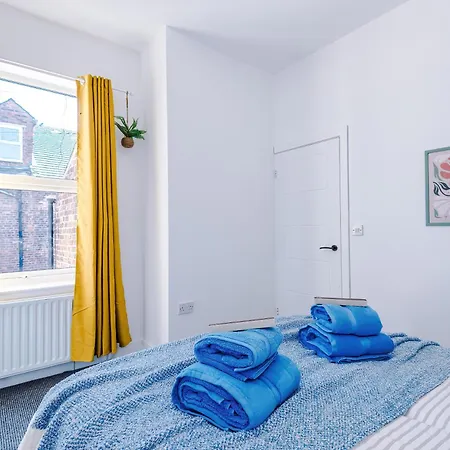 Stunning In Salford With Free Parking, Office, Pool & Ping Pong Table *