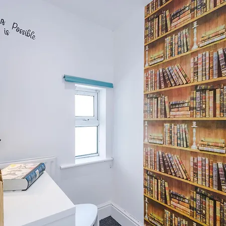 Stunning In Salford With Free Parking, Office, Pool & Ping Pong Table * マンチェスター