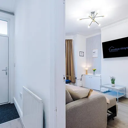 Stunning In Salford With Free Parking, Office, Pool & Ping Pong Table