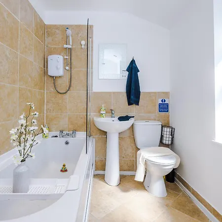 Stunning In Salford With Free Parking, Office, Pool & Ping Pong Table 別荘 *