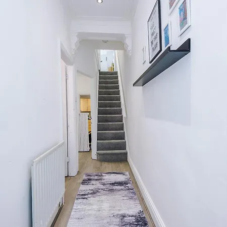 Stunning In Salford With Free Parking, Office, Pool & Ping Pong Table