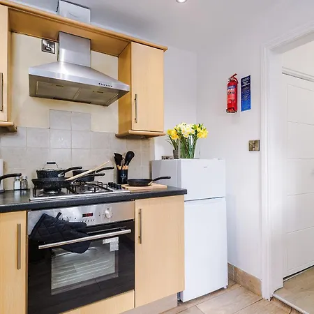 Stunning In Salford With Free Parking, Office, Pool & Ping Pong Table 別荘 *