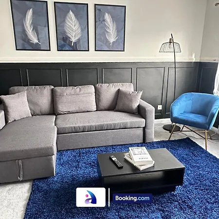 Tatil Evi Discounted - 3-bed By Avalora Short Lets & Serviced Old Trafford With Pool & Tennis Table - Driveway Manchester