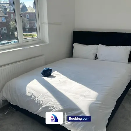 Discounted - 3-bed By Avalora Short Lets & Serviced Old Trafford With Pool & Tennis Table - Driveway