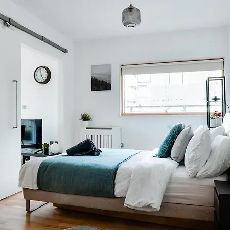 Elegant 2Br City Centre Balcony By Victoria